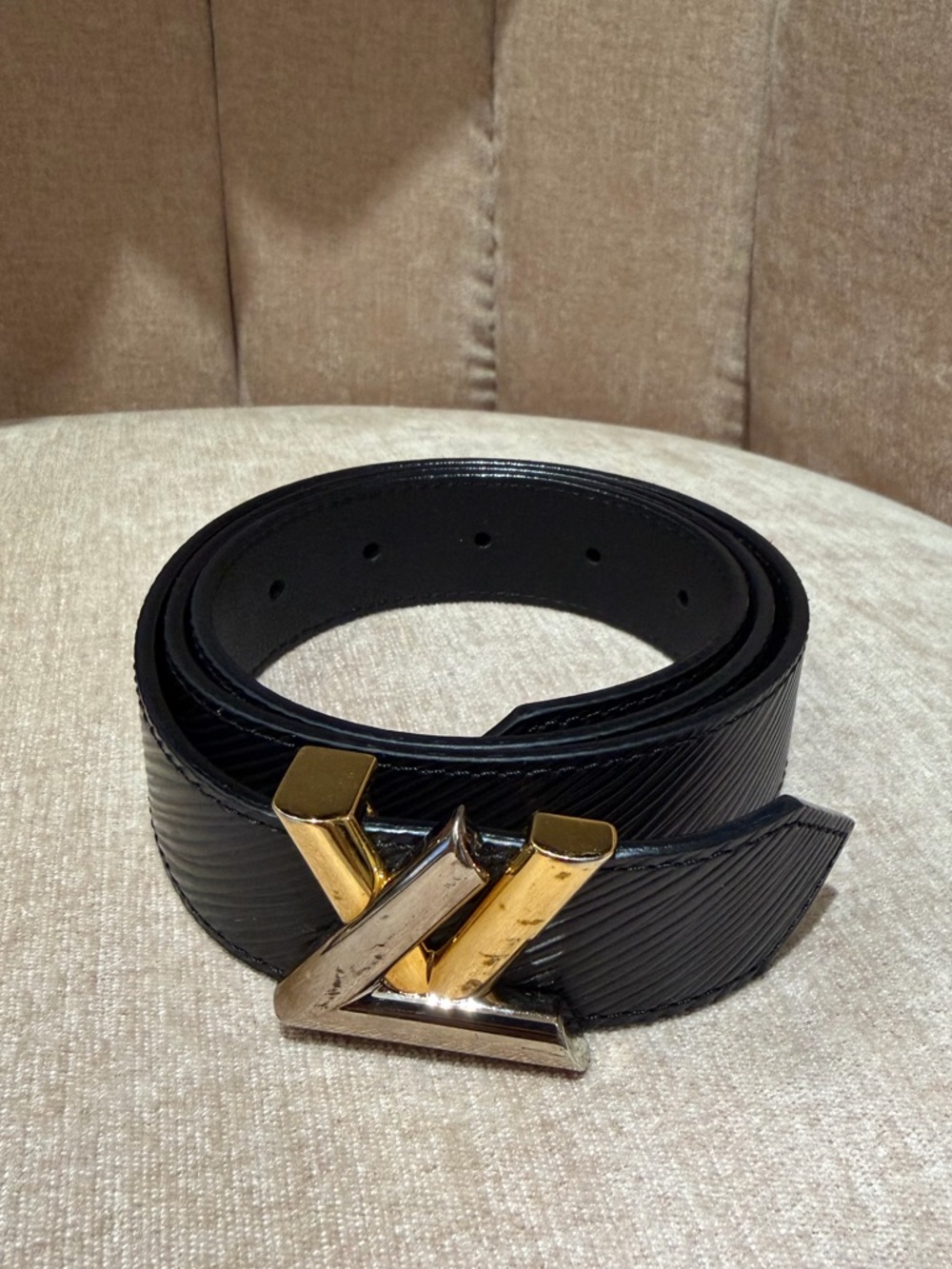 LOUIS VUITTON Black Leather women’s Belt with Gold Logo Buckle size 80/32